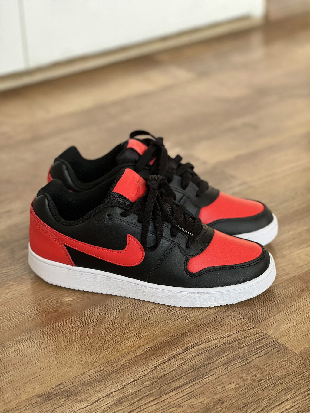 NIKE EBERNON LOW (vermelho)