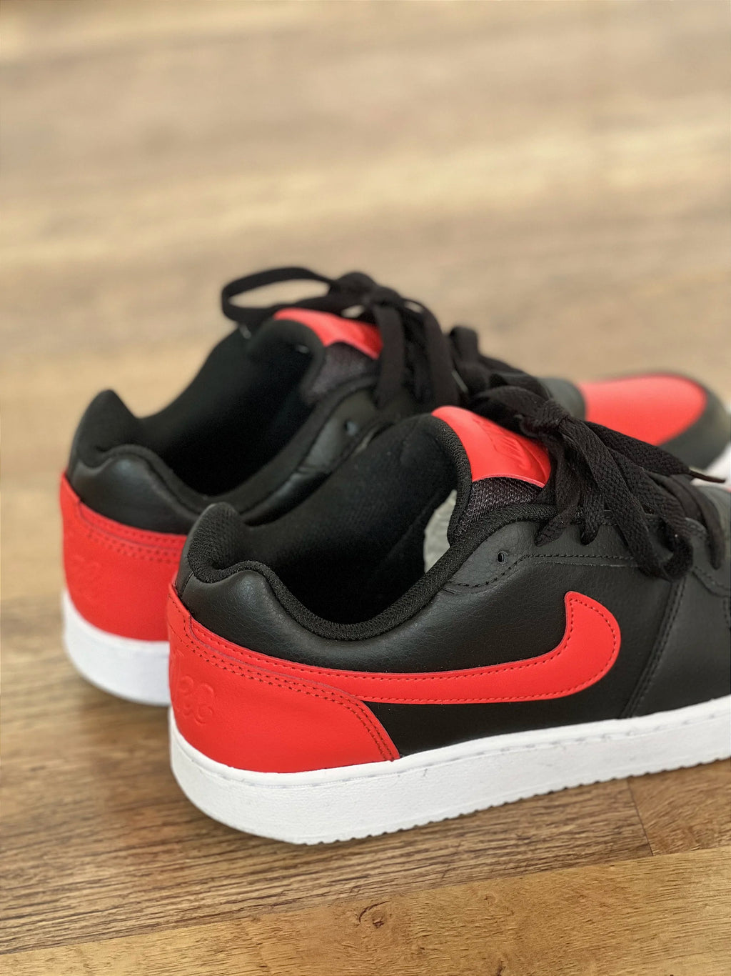 NIKE EBERNON LOW (vermelho)