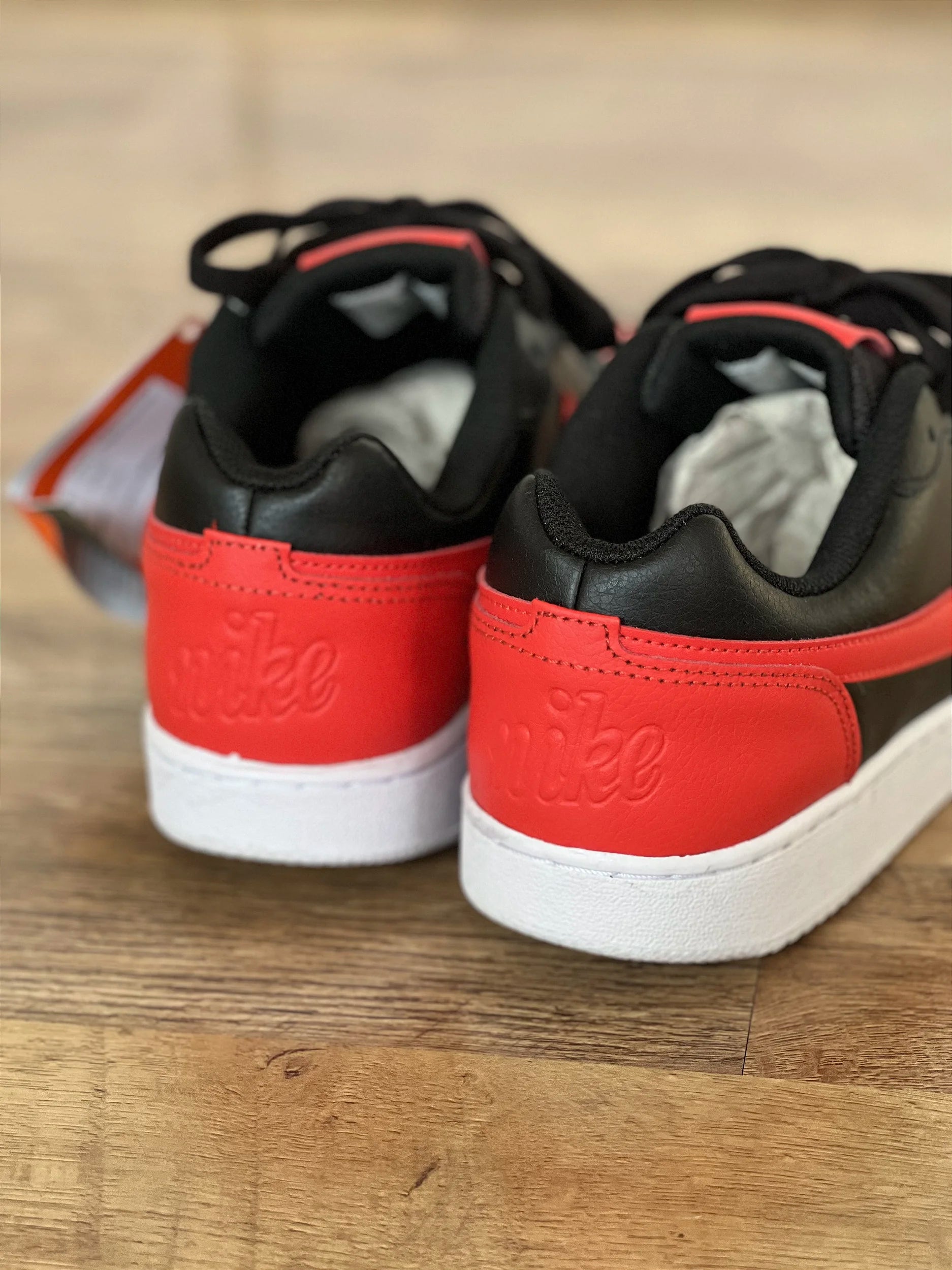 NIKE EBERNON LOW (vermelho)